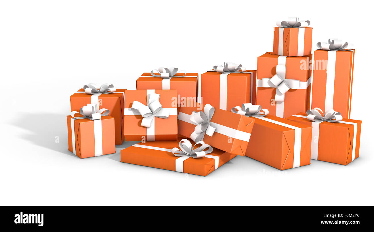 Une collection de boîtes-cadeaux éparpillés enveloppée de papier orange et un ruban blanc et noeud sur un fond studio blanc isolé Banque D'Images