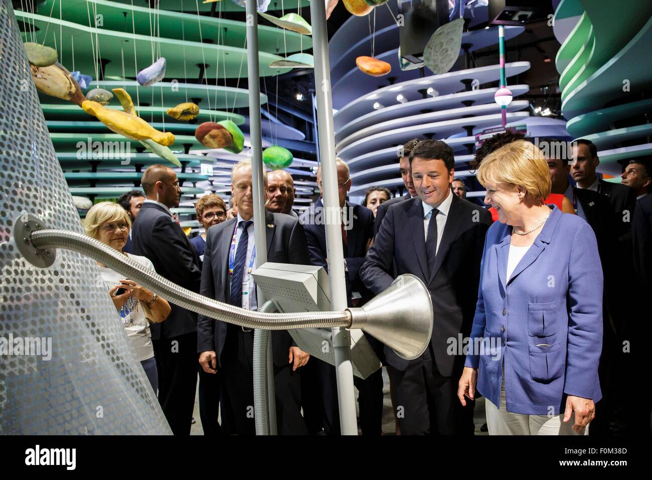 Milan, Italie. Août 17, 2015. Document - un document photo montre le premier ministre Italien Matteo Renzi (avant 2-R) avec la Chancelière allemande Angela Merkel avant (R) au cours d'une visite du Pavillon allemand lors de l'Expo Milan 2015, à Milan, Italie, 17 août 2015. Merkel est sur une brève visite à l'exposition mondiale avant de commencer son voyage au Brésil. Photo : Sandra Steins/Bureau de presse fédéral allemand/dpa (à l'ATTENTION DES RÉDACTEURS : pour un usage éditorial uniquement/crédit obligatoire : "Photo : Sandra Steins/Bureau de presse fédéral allemand/dpa')/dpa/Alamy Live News Banque D'Images