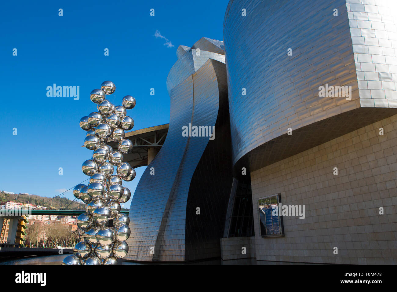 80 sculptures en acier inoxydable boules, artiste indien Anish Kapoor, et situé dans le Musée Guggenheim Bilbao, Espagne. Banque D'Images