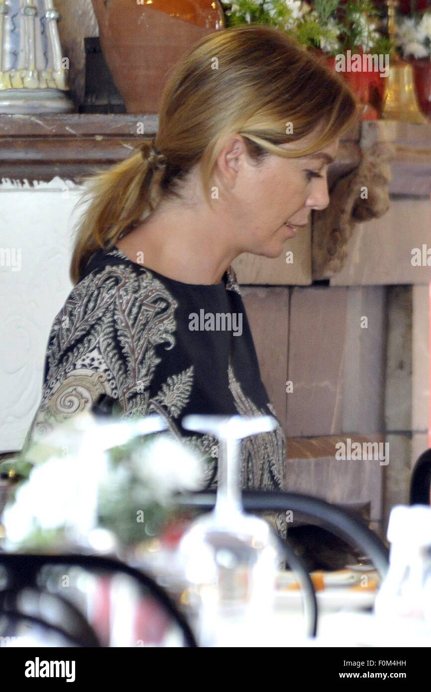 Ellen Pompeo avec son mari Chris Ivery et leur fille Stella Luna déjeuner au restaurant La Botte à Taormina avec : Ellen Pompeo Où : Taormina Quand : 16 juin 2015 C Banque D'Images