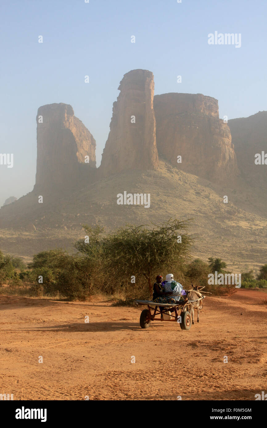BANDIAGARA, MALI - 30 septembre 2008 : famille africaine sur un chariot tiré par un âne dans le désert à Bandiagara Mopti dans le reg Banque D'Images