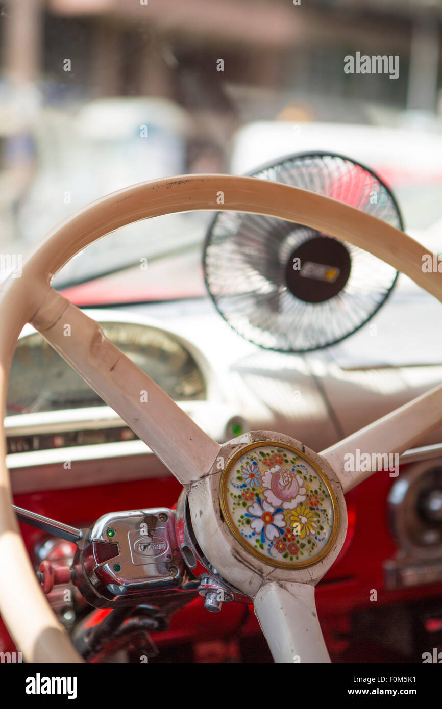 Détail du volant d'une voiture American vintage n pris dans la rue de Barcelone en Espagne. Banque D'Images