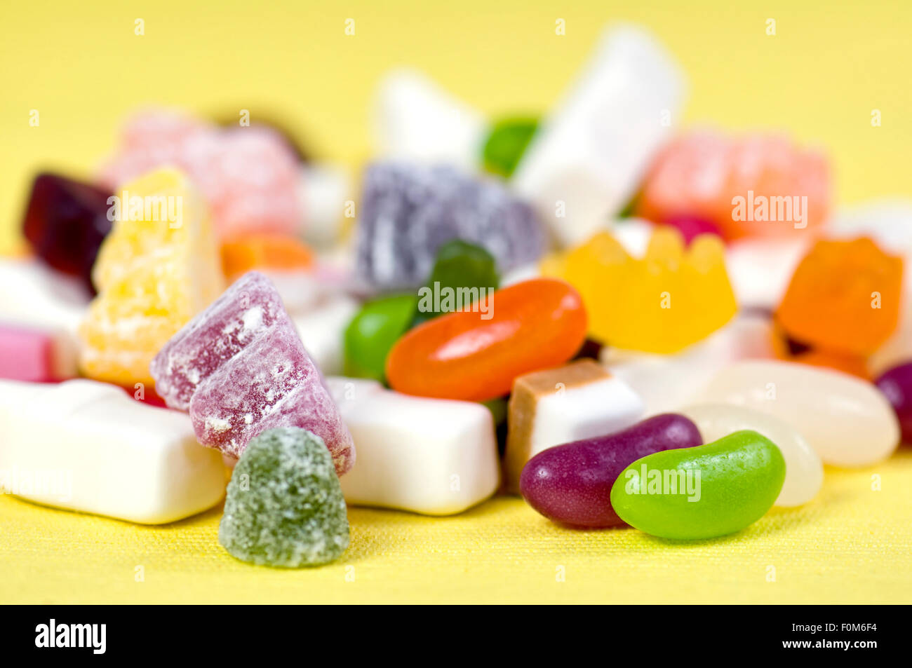 Mélange de bonbons pour les enfants, y compris les ours gommeux, jelly beans, Dolly, mélanges et la bouteille de lait en gélatine. Banque D'Images