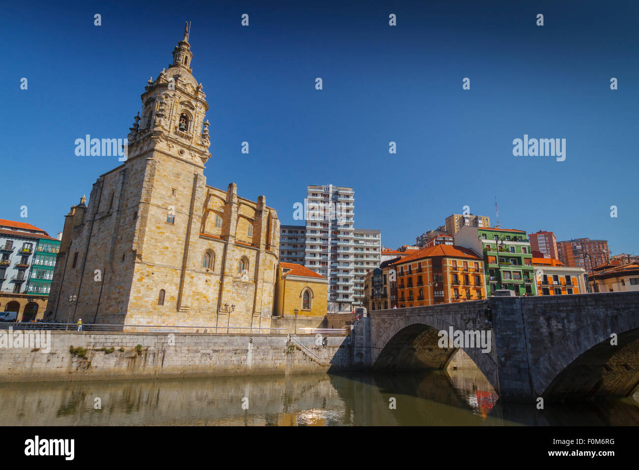 Église de San Anton et pont et rivière Nervion. Bilbao. Gascogne, en Espagne, en Europe. Banque D'Images