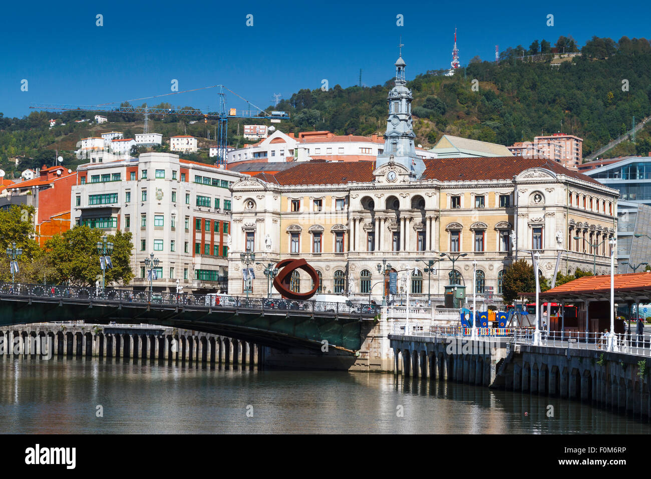 L'Hôtel de ville et fleuve Nervion. Bilbao. Gascogne, en Espagne, en Europe. Banque D'Images