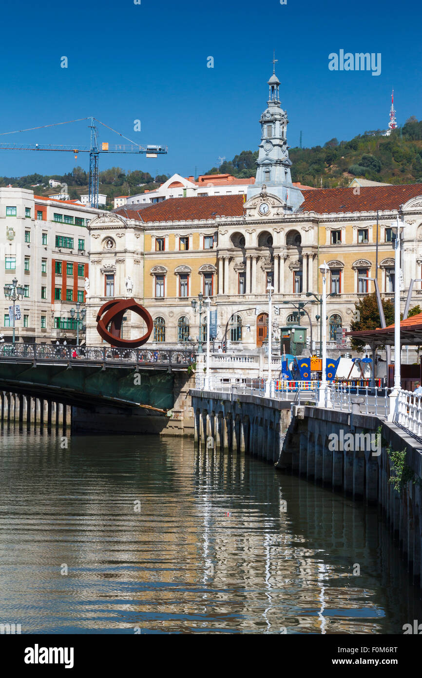 L'Hôtel de ville et fleuve Nervion. Bilbao. Gascogne, en Espagne, en Europe. Banque D'Images