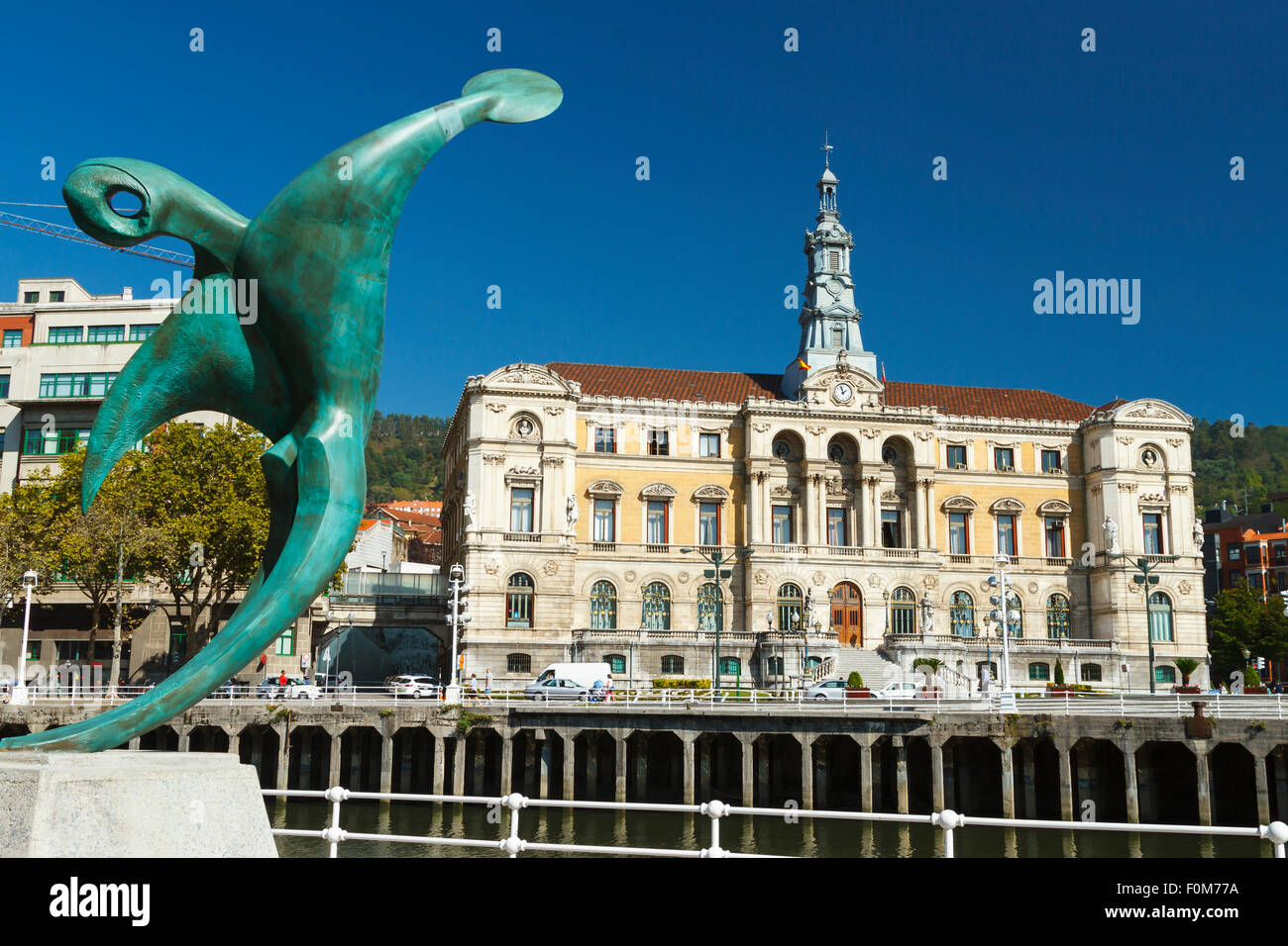 L'Hôtel de ville et la sculpture. Bilbao. Gascogne, en Espagne, en Europe. Banque D'Images