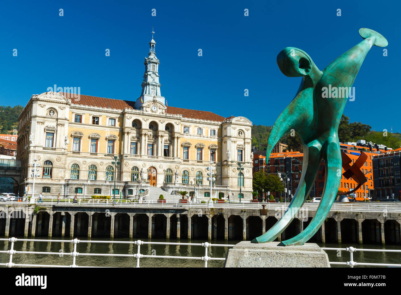 L'Hôtel de ville et la sculpture. Bilbao. Gascogne, en Espagne, en Europe. Banque D'Images