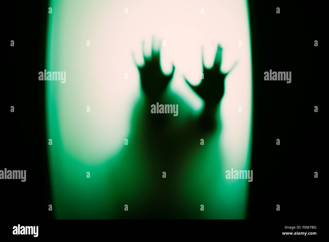 Silhouette de petit enfant holding up hands. Image conceptuelle des craintes de la petite enfance, l'abus et la sécurité des enfants. Banque D'Images
