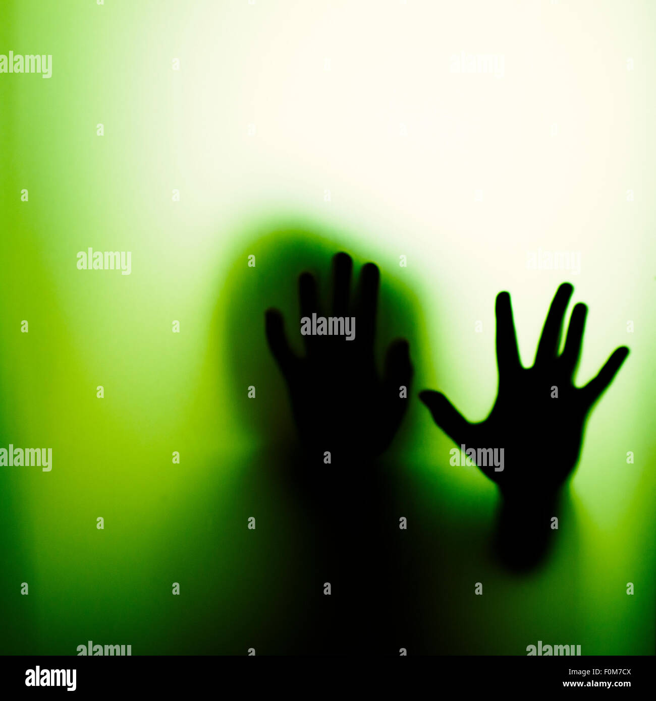 Silhouette de petit enfant qui fait mains. Image conceptuelle des craintes de la petite enfance, l'abus et la sécurité des enfants. Banque D'Images