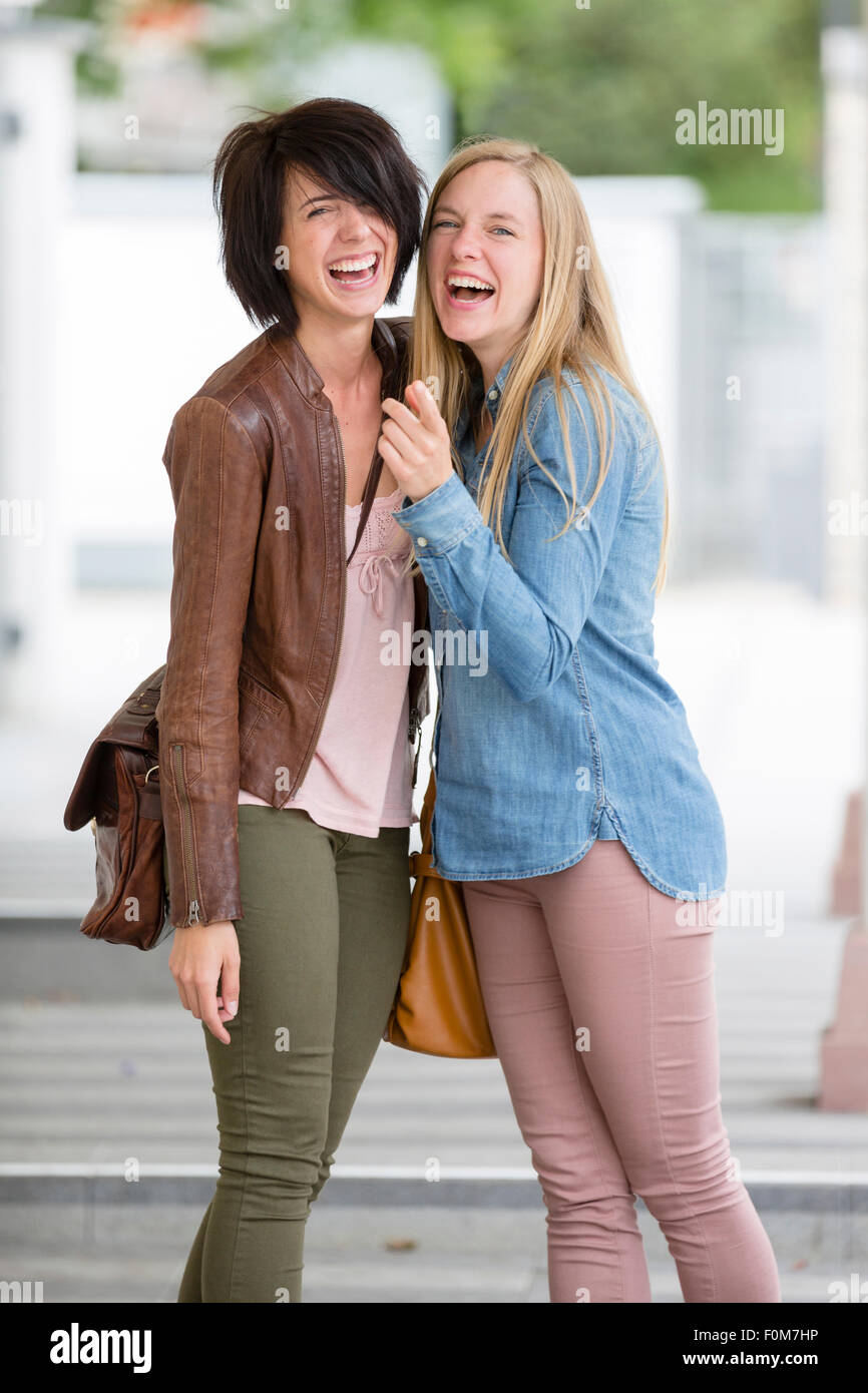 Deux copines rire ensemble et parler Banque D'Images