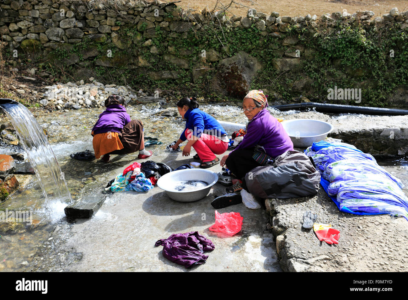 Sherpa népalais à laver les vêtements des femmes, Namche Bazar village, camp de base de l'Everest trek, UNESCO World Heritage Site, Sagarmatha Nati Banque D'Images