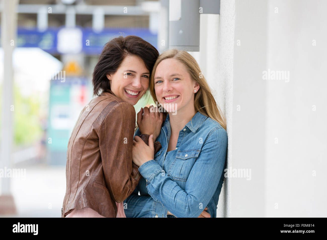 Deux copines rire ensemble et parler Banque D'Images