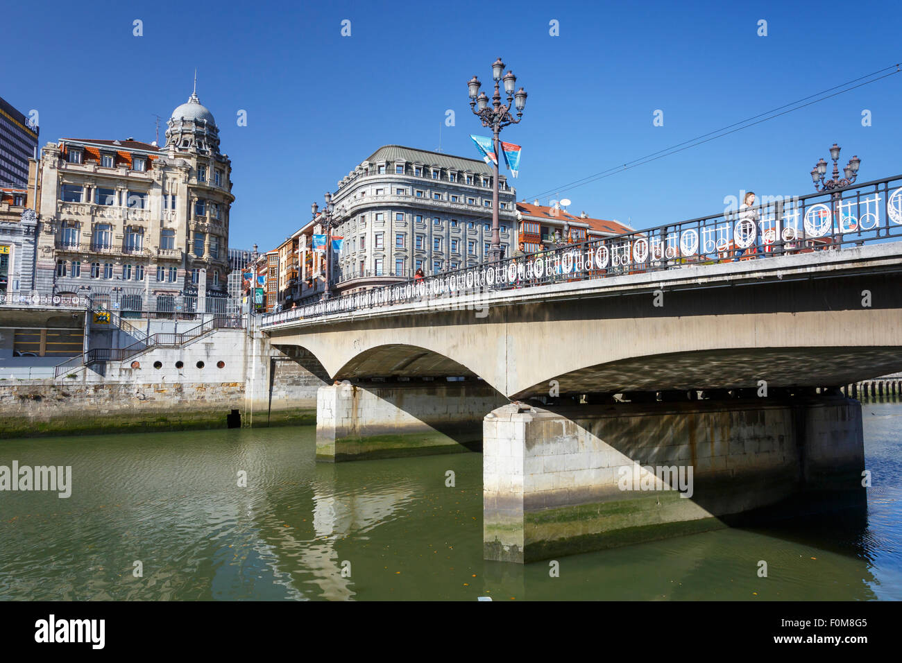 Pont de l'Arenal et rivière Nervion. Banque D'Images