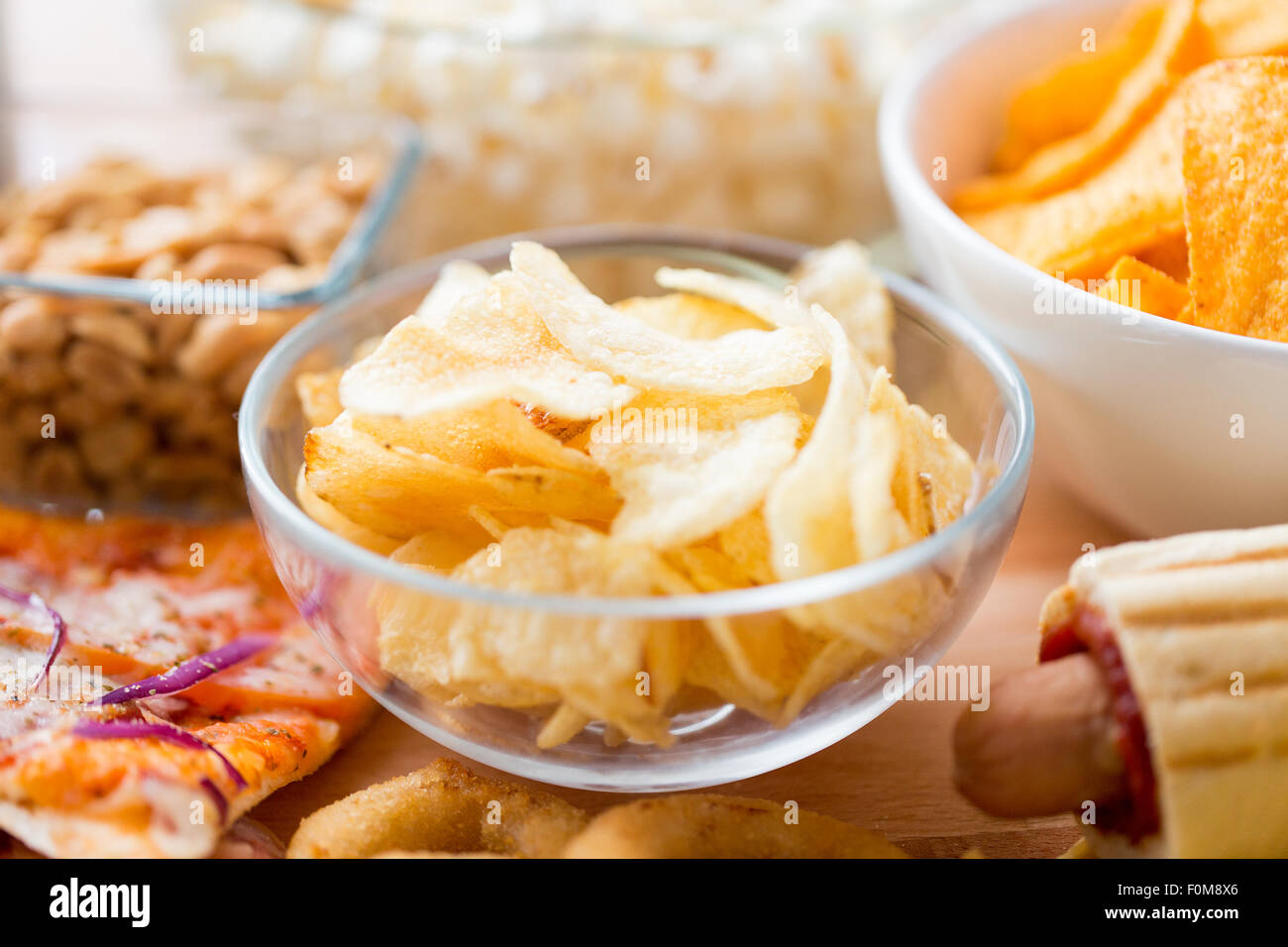 Close up de chips de pommes de terre croustillant dans bol en verre Banque D'Images