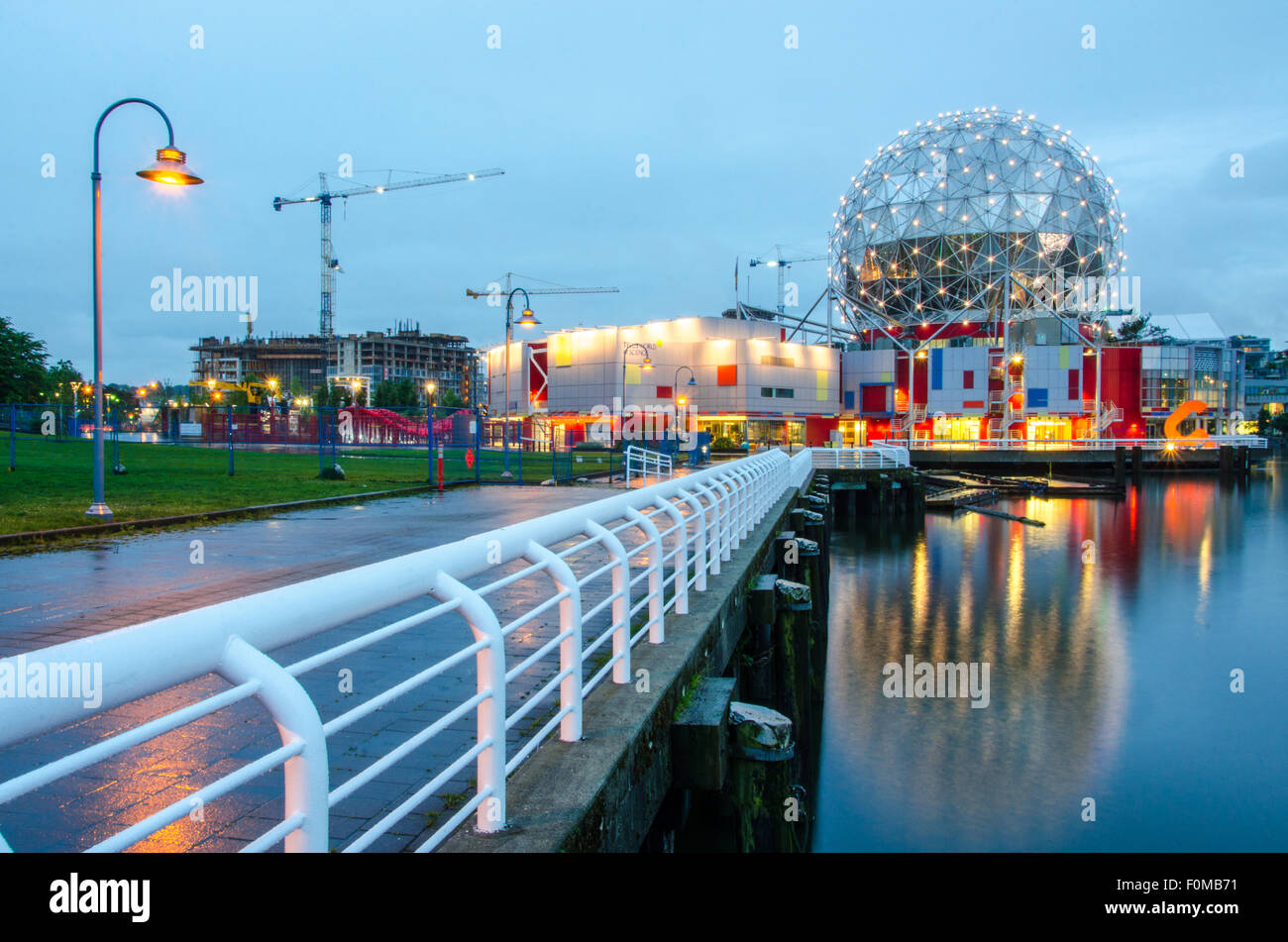 Science World à Vancouver dans la nuit. Banque D'Images