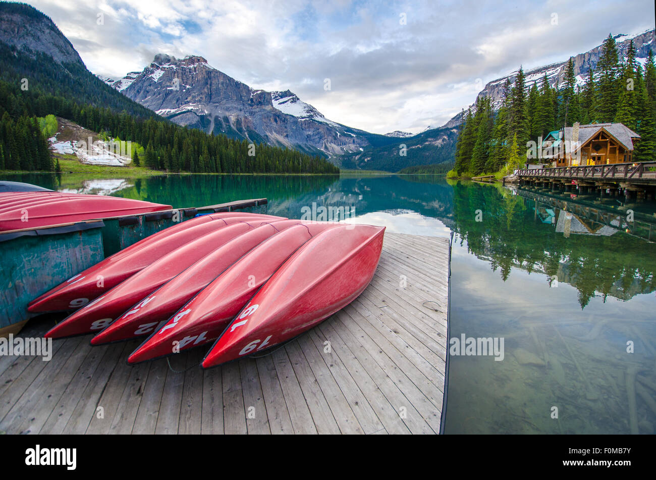 Certains canots dans le lac Emerald. Banque D'Images