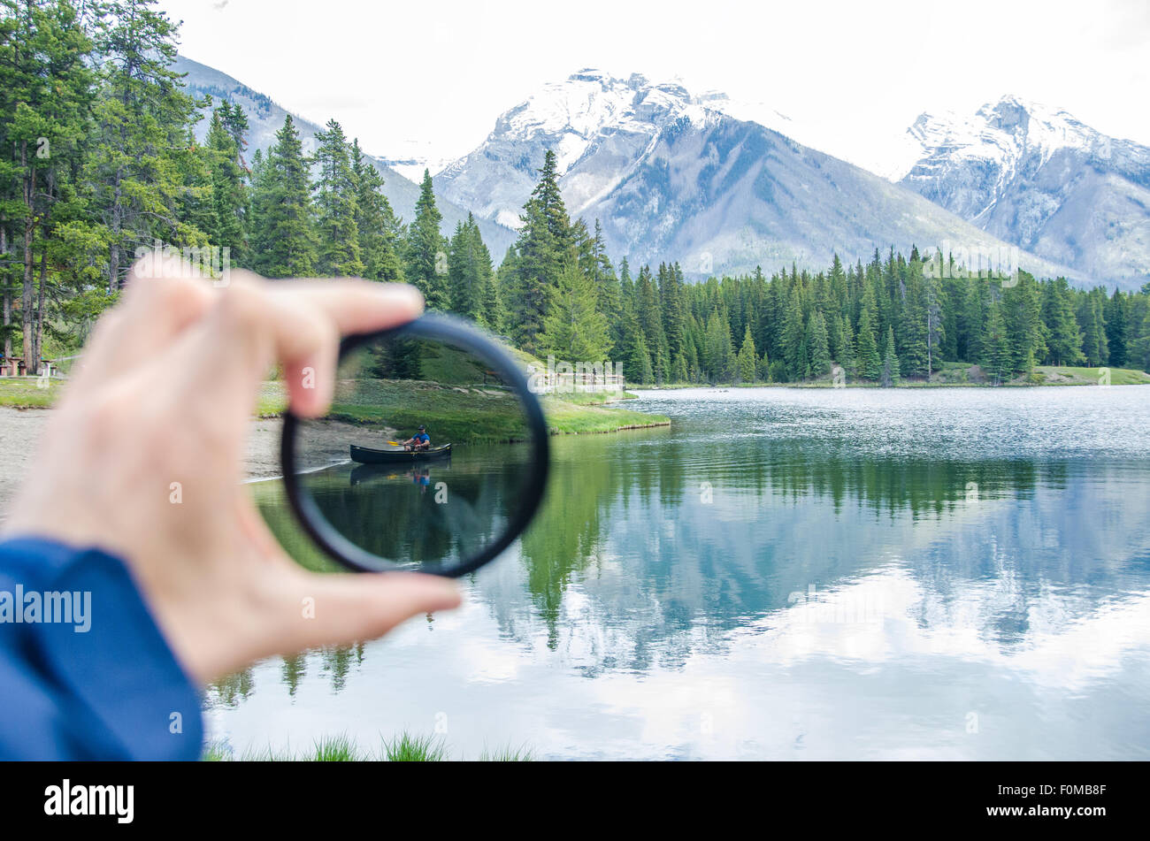 Un homme dans son canot dans un lac près de Banff. Banque D'Images