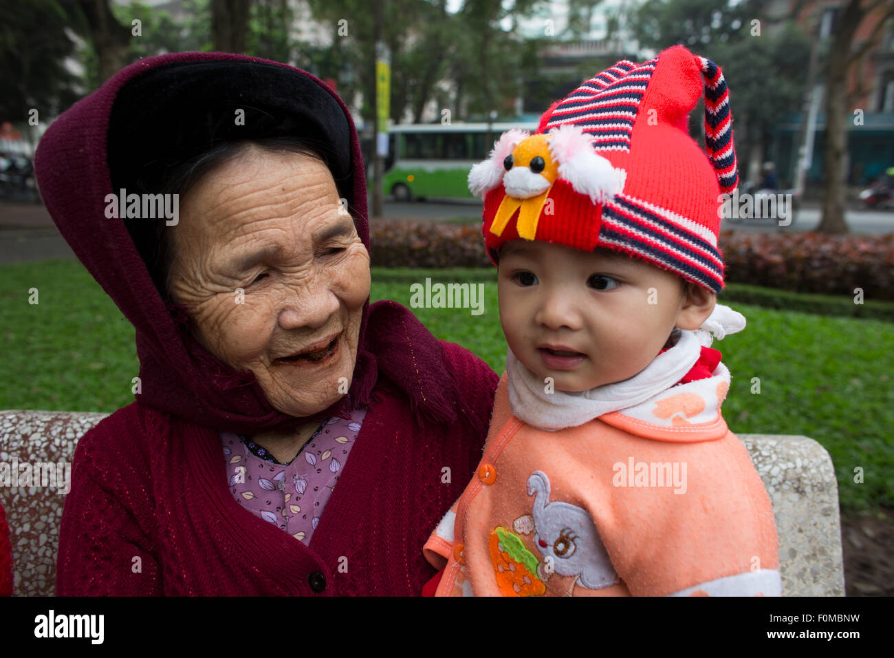 Grand-mère et petit-enfant au Vietnam Banque D'Images