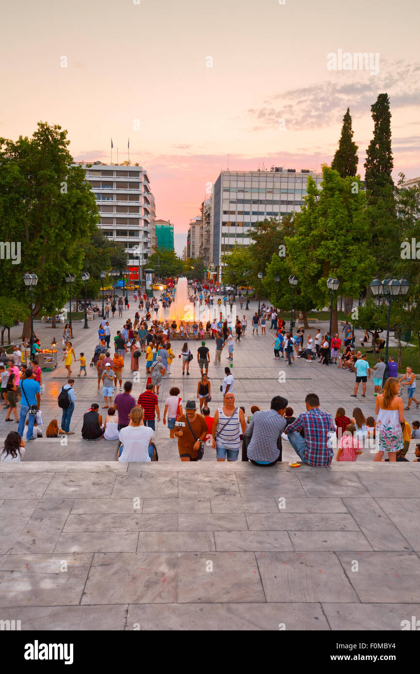 Les personnes bénéficiant de la soirée à la place Syntagma Banque D'Images