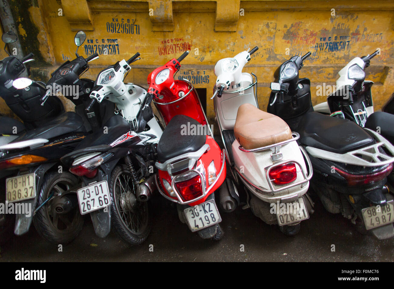 Des scooters garés à Hanoi Banque D'Images