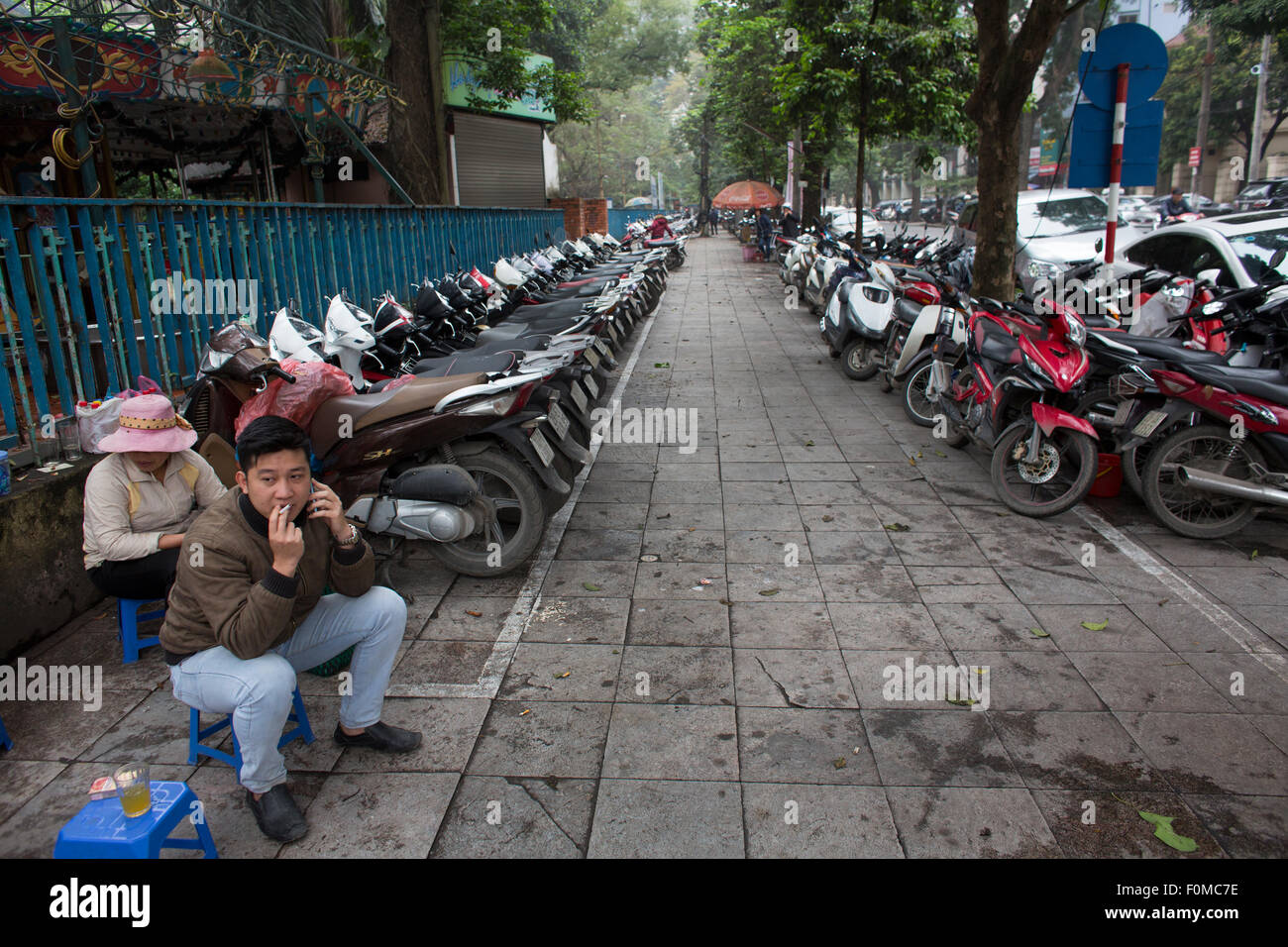 Les triporteurs sont le principal moyen de transport au Vietnam Banque D'Images