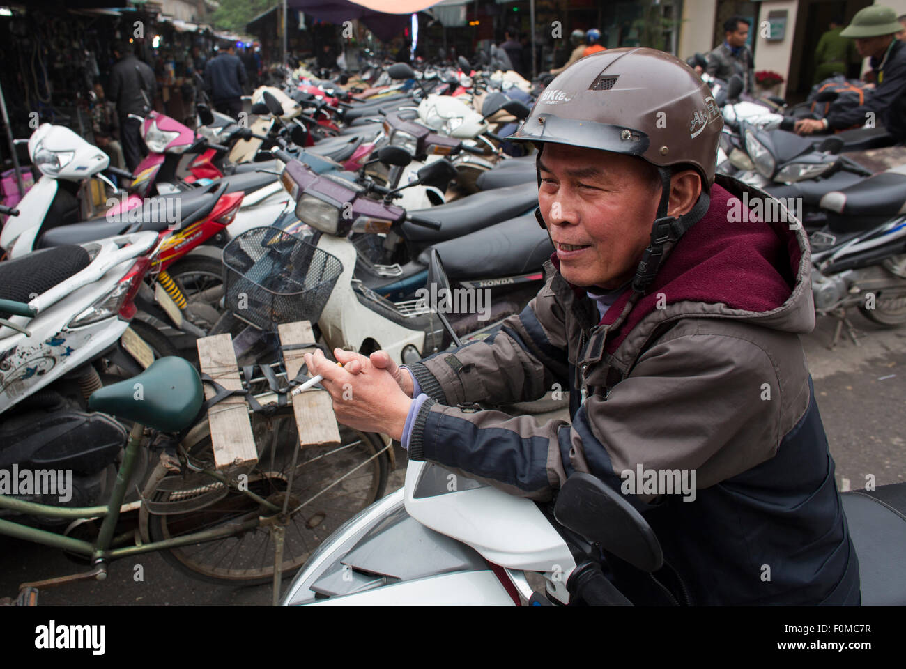 Les triporteurs sont le principal moyen de transport au Vietnam Banque D'Images