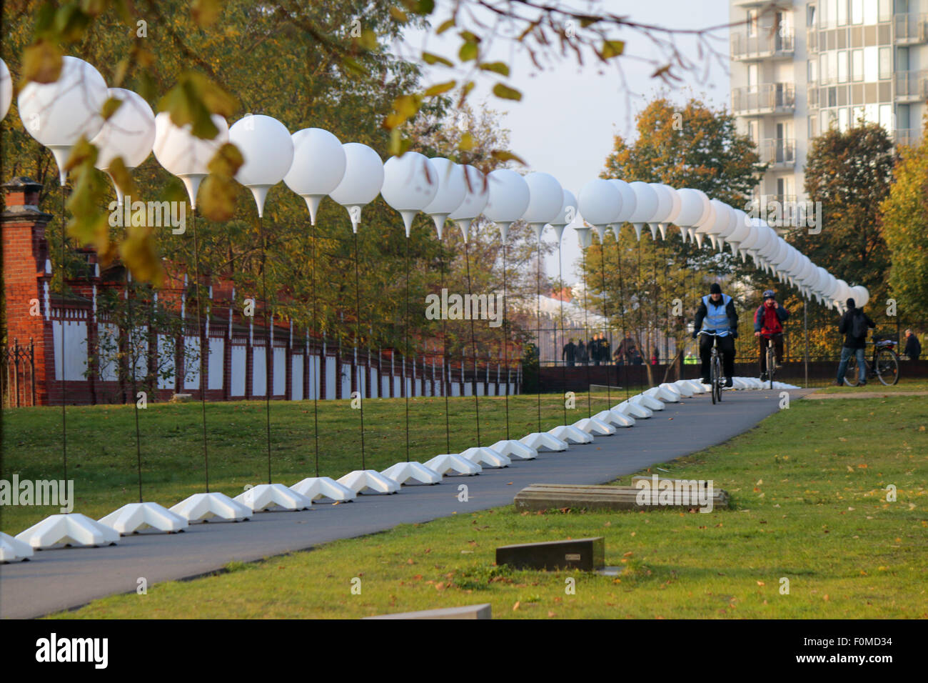 Ballons aufgestellte fuer die Licht-Installation «Lichtgrenze' vor dem 25 Jubilaeum jaehrigen des Mauerfalls, 7. Novembre 2014, Banque D'Images