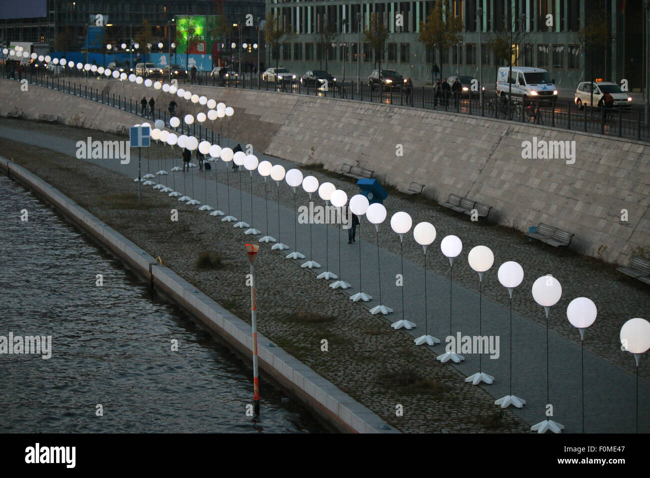 Ballons aufgestellte fuer die Licht-Installation «Lichtgrenze' vor dem 25 Jubilaeum jaehrigen des Mauerfalls, 7. Novembre 2014, Banque D'Images