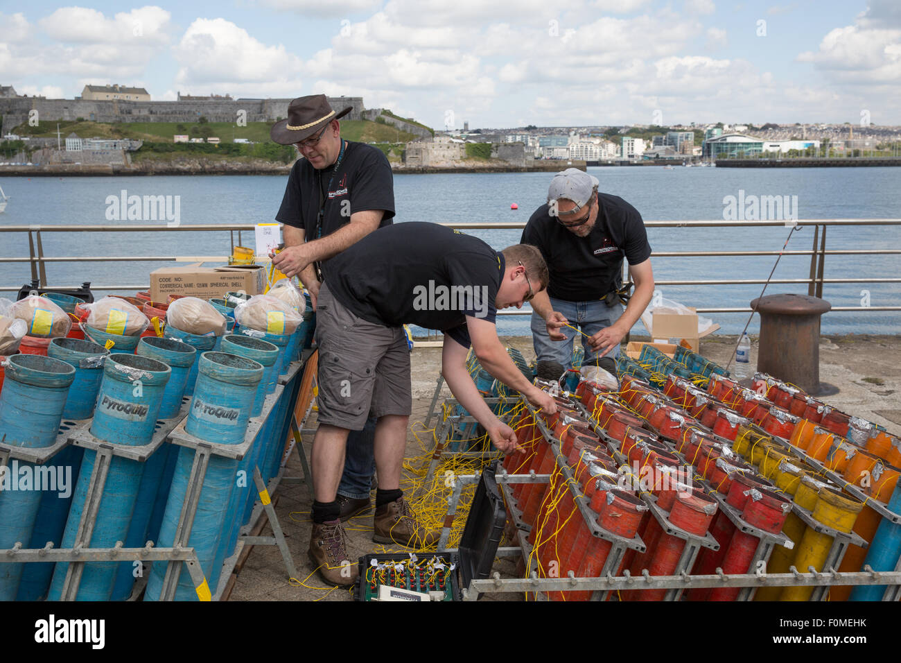 Plymouth, au Royaume-Uni. Août 18, 2015. Spyrotechnics configurer prêt pour le championnat d'Artifice britannique à Plymouth UK le 18 août 2105. Entre tous les explosifs Total trois concurrents est de 1,6 tonnes Crédit : Anna Stevenson/Alamy Live News Banque D'Images