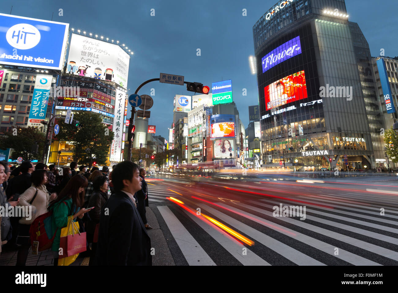 Enseignes au néon et de passage pour piétons (la ruée) de nuit, gare de Shibuya, Shibuya, Tokyo, Japon, Asie Banque D'Images