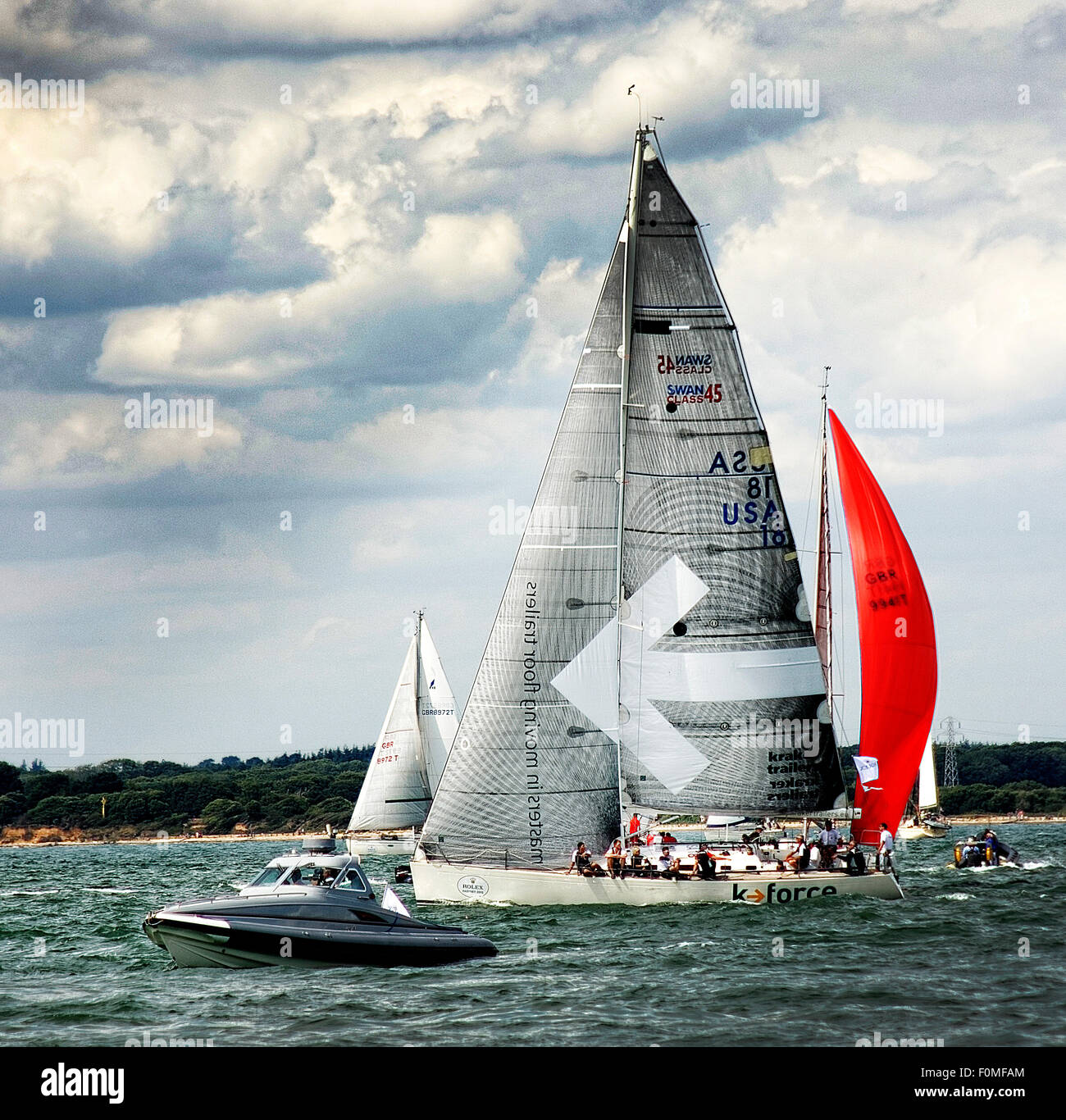 En photo au début de la Fastnet Race 2015 à Cowes est le yacht nous force K 1 skippé par Anita van Oeveren Banque D'Images