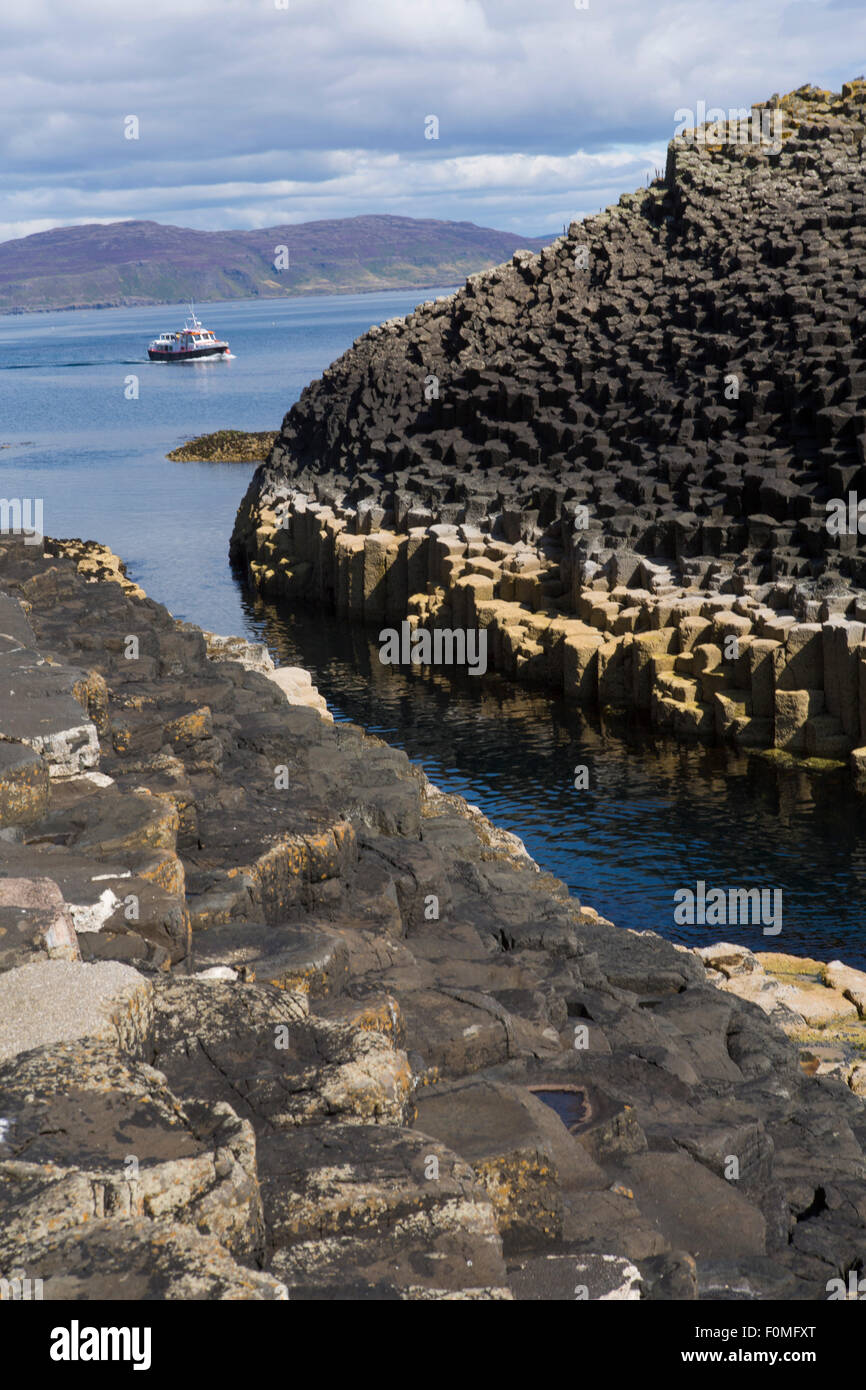 Europe, Royaume-Uni, Écosse, île de Staffa. Les formations rocheuses volcaniques du basalte d'Am Buchaille sont semblables à celles de la chaussée des Giants Banque D'Images