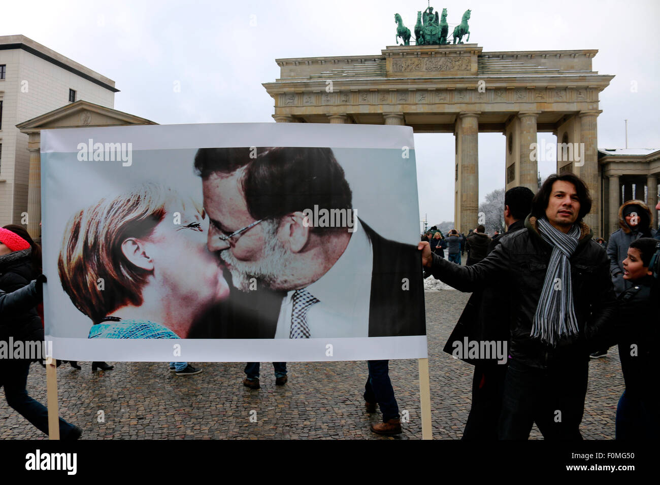 Protestation mit Bild der politischer kuessenden und Politiker, Angela Merkel, Mariano Rajoy, Berlin-Mitte. Banque D'Images