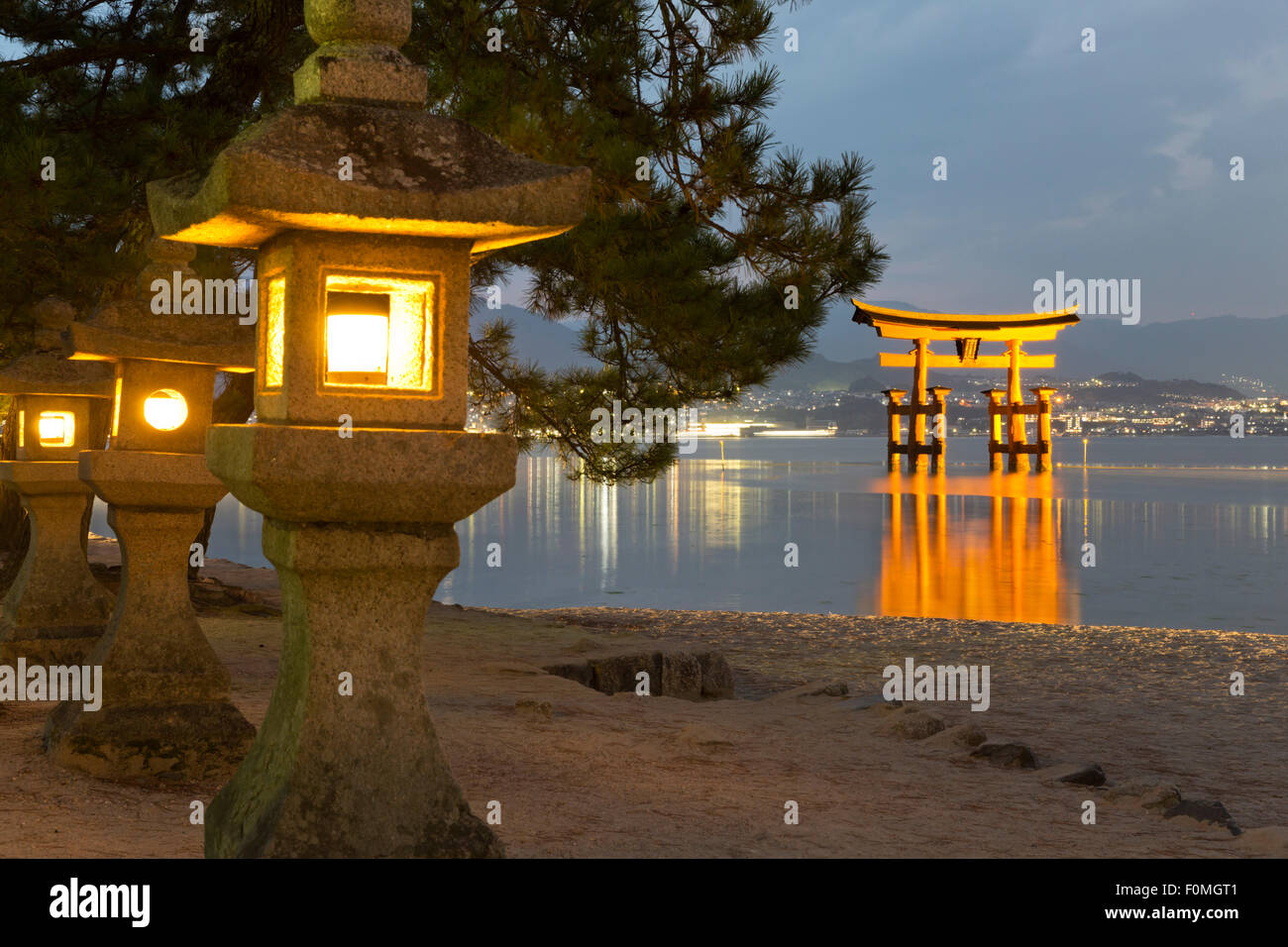 Le Miyajima de torii flottant d'Itsukushima au crépuscule, l'île de Miyajima, dans l'ouest de Honshu, Japon, Asie Banque D'Images