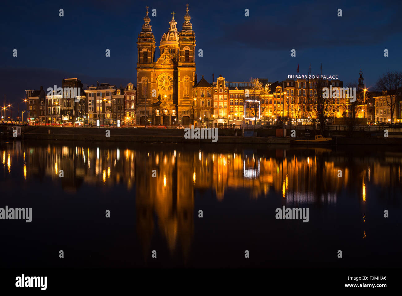 Eglise Saint-Nicolas Amsterdam pays-Bas, Amsterdam, vélo, nuit, architecture, Ville, Hollande, urbain, maison, canal, Europe, Néerlandais, rivière, eau, Voyage Banque D'Images