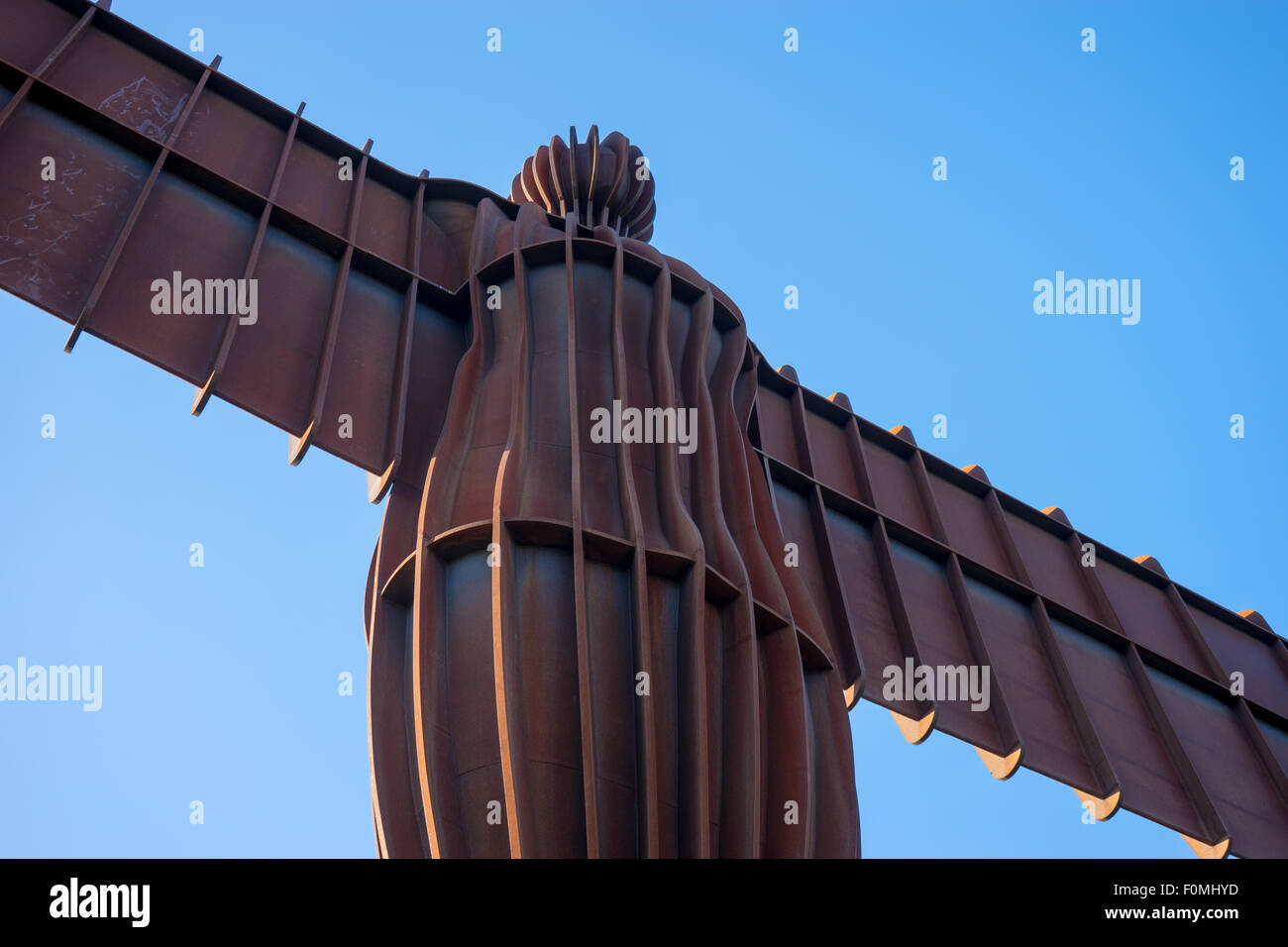 Jusqu'à à l'Ange du Nord, Gateshead. Le ciel est bleu. Banque D'Images