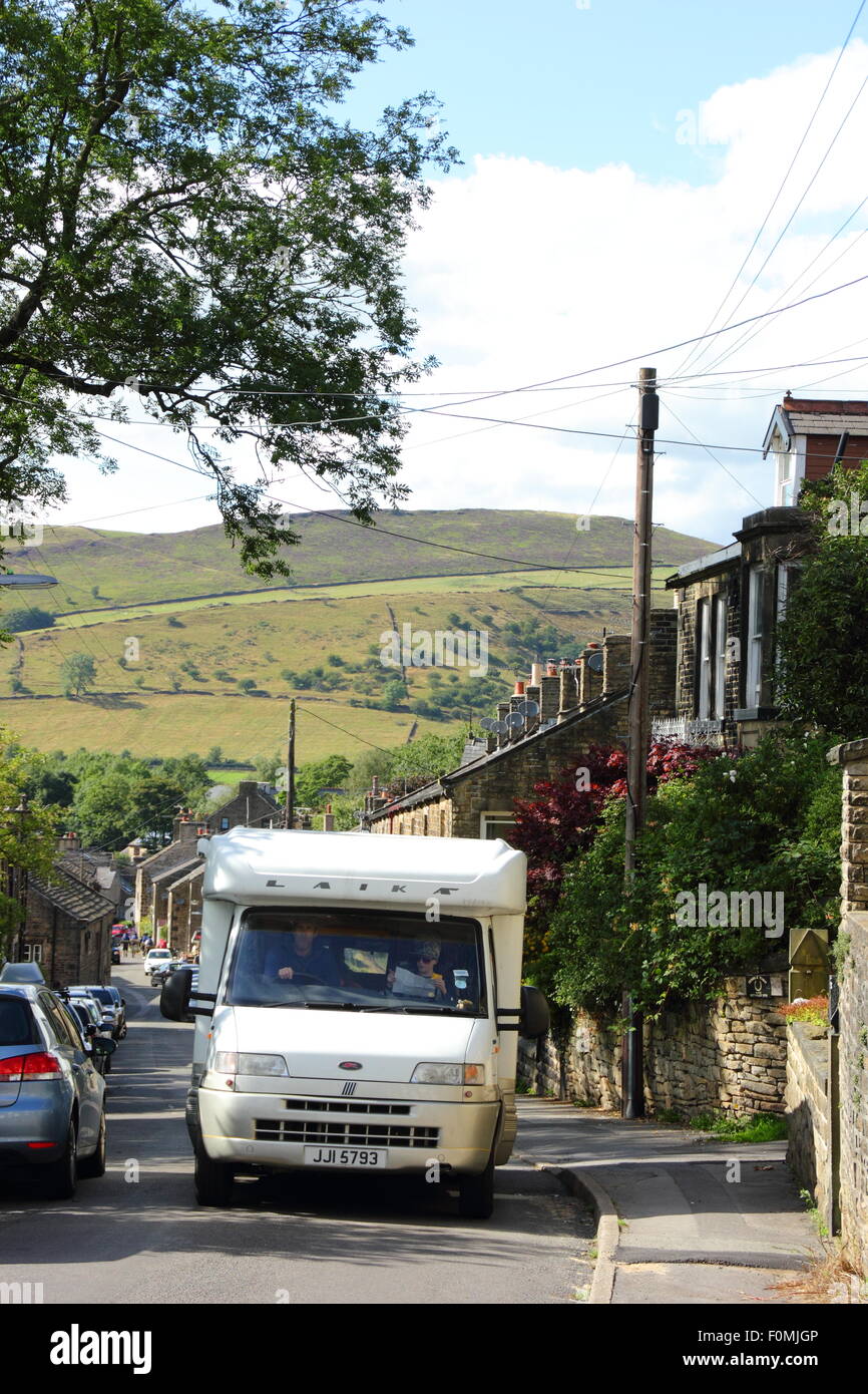 Un camping se déplace le long de la route dans la région de Hayfield Kinder, Peak District, Derbyshire, Angleterre, Royaume-Uni Banque D'Images