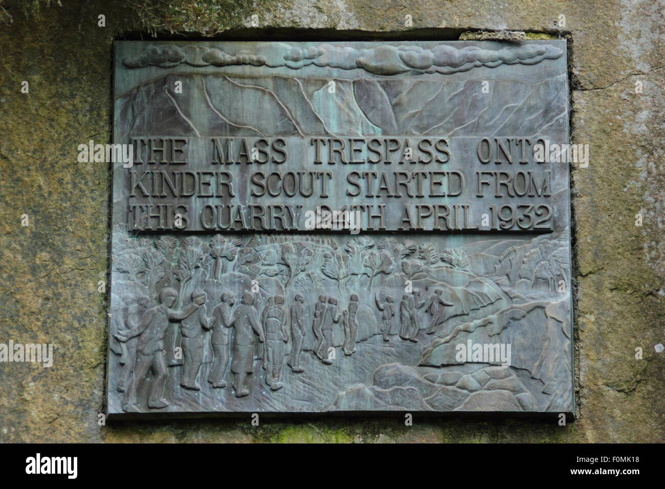 Une plaque commémorant l'intrusion massive de kinder scout par les marcheurs, Bowden Bridge parking carrière, près de Hayfield, Derbyshire, Royaume-Uni Banque D'Images