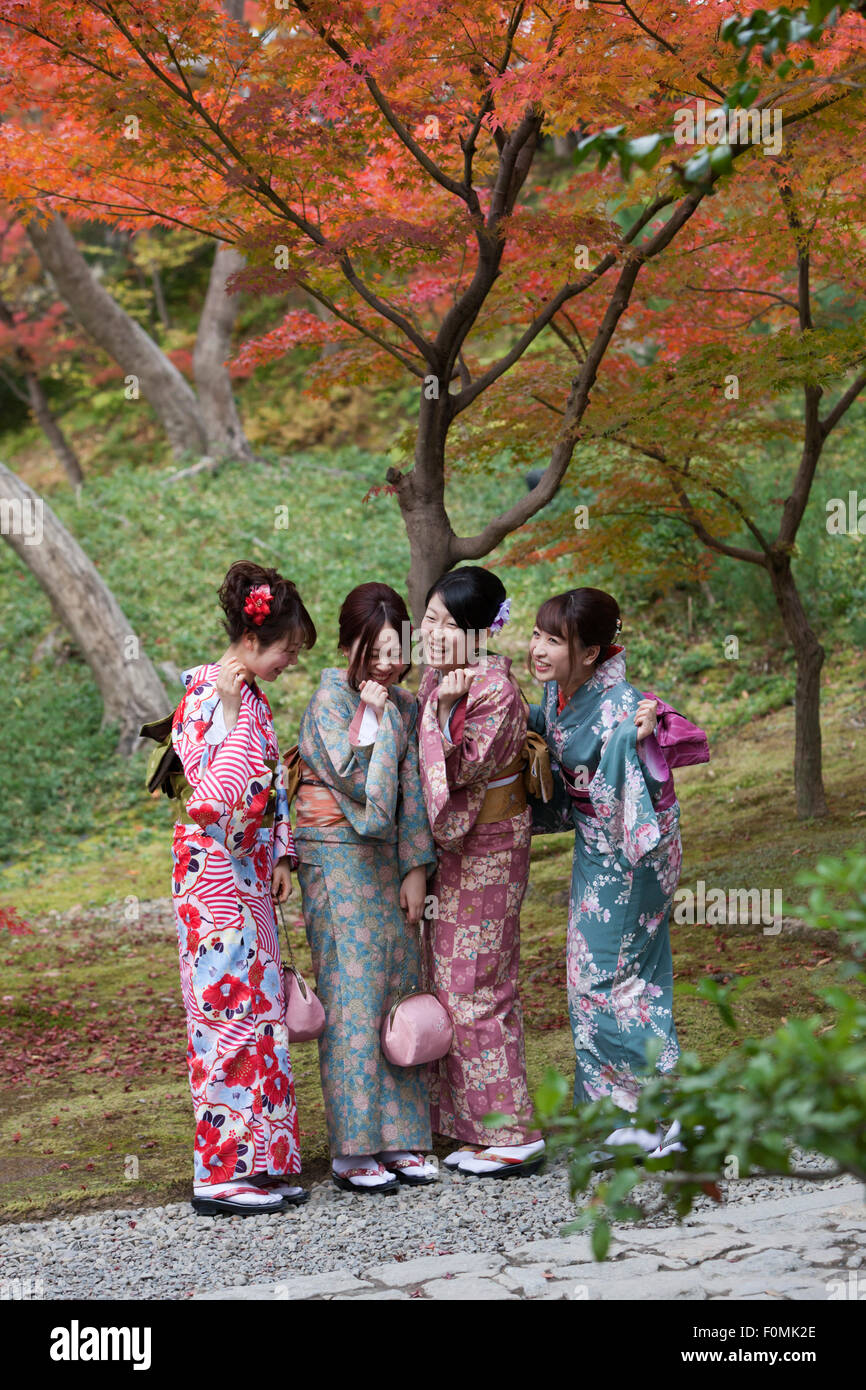 Les jeunes filles japonaises en kimonos posant sous l'érable de l'automne, Kodai-ji, dans le sud de Higashiyama, Kyoto, Japon, Asie Banque D'Images