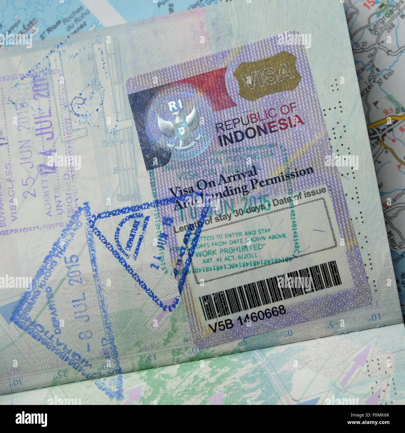 Visa pour entrer en Indonésie d'un cachet dans le passeport 2015 Photo  Stock - Alamy