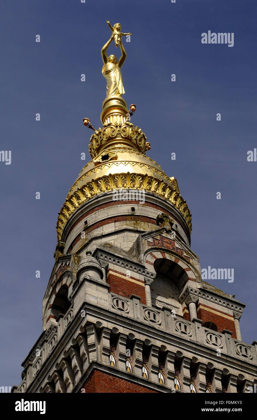 AJAXNETPHOTO. 2015. ALBERT.FRANCE. - GOLDEN VIRGIN - statue dorée de la Vierge Marie portant l'ENFANT JÉSUS EN ALTITUDE DOMINE LA TOUR DE LA BASILIQUE NOTRE DAME DES PARIS. STATUE A ÉTÉ UNE CIBLE POUR L'Artillerie Canons ALLEMANDS DURANT LA PREMIÈRE GUERRE MONDIALE. La VERSION ACTUELLE EST UNE RÉPLIQUE DE L'ORIGINAL, détruit pendant la PREMIÈRE GUERRE MONDIALE. PHOTO:JONATHAN EASTLAND/AJAX REF:D152906 5410 Banque D'Images