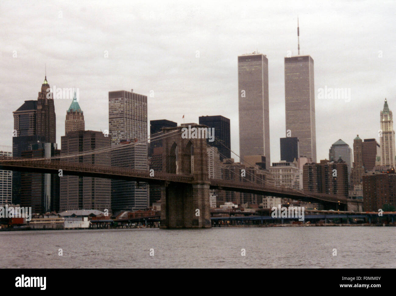 Juillet 1995 - NEW YORK : les toits de Manhattan, avec les tours jumelles du World Trade Center et le pont de Brooklyn, Manhattan Banque D'Images