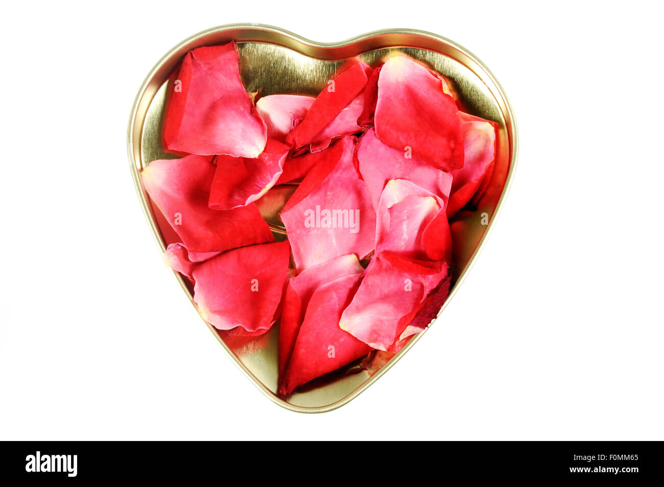 Boîte avec la forme d'un cœur rempli de pétales de roses Banque D'Images