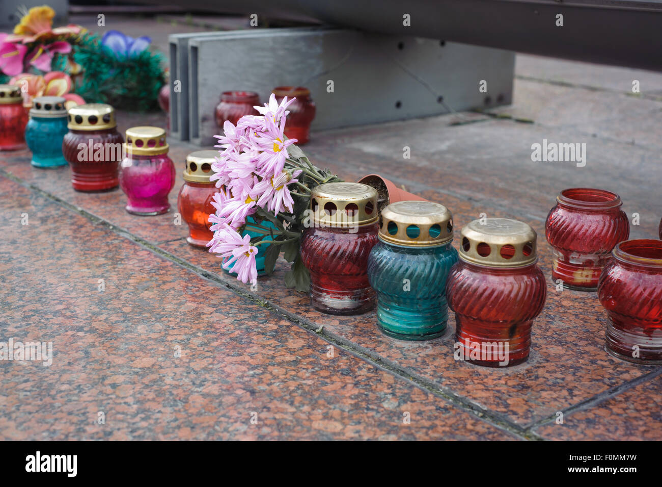 Kiev, UKRAINE - le 16 mai 2015 : Maidan Kiev couverte de fleurs et de bougies à la mémoire des victimes de la fusillade en février 2014, Banque D'Images