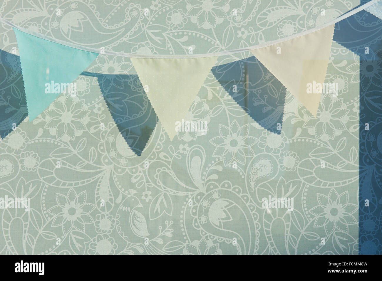 Bunting hanging in shop window Banque D'Images