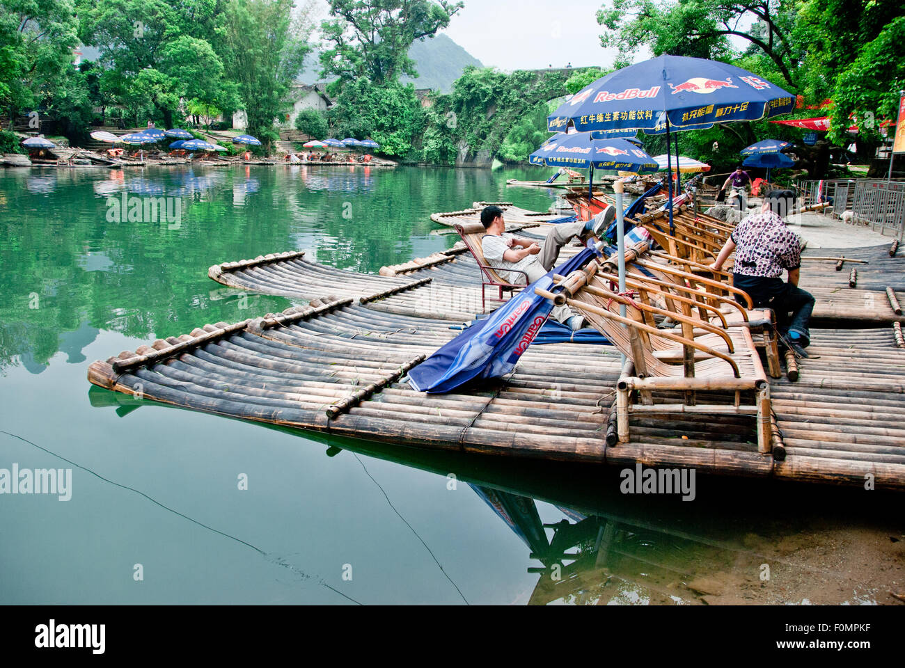 Certaines personnes reste sur leurs bateaux dans Yangshuo. Banque D'Images