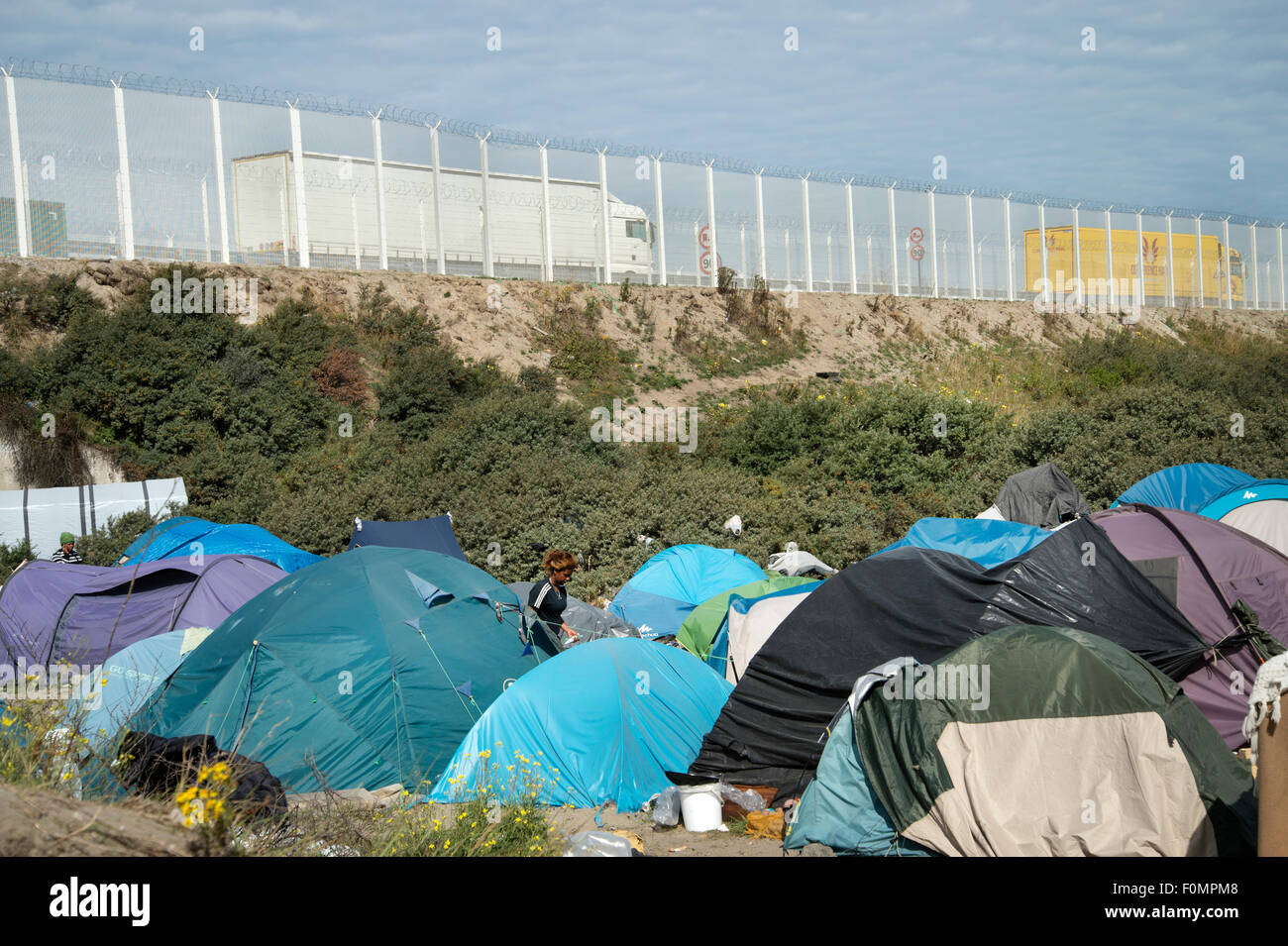 Le camp de jungle pour les réfugiés. Tentes au bord du camp sous l'autoroute où les camions du Tunnel sous la Manche. Banque D'Images