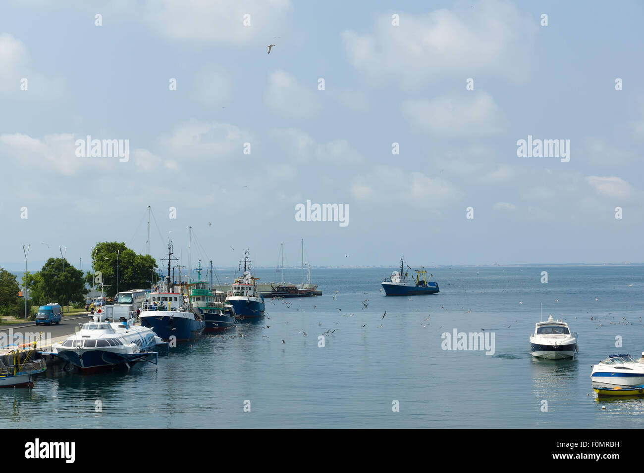 Port de mer avec les navires et bateaux amarrés Banque D'Images