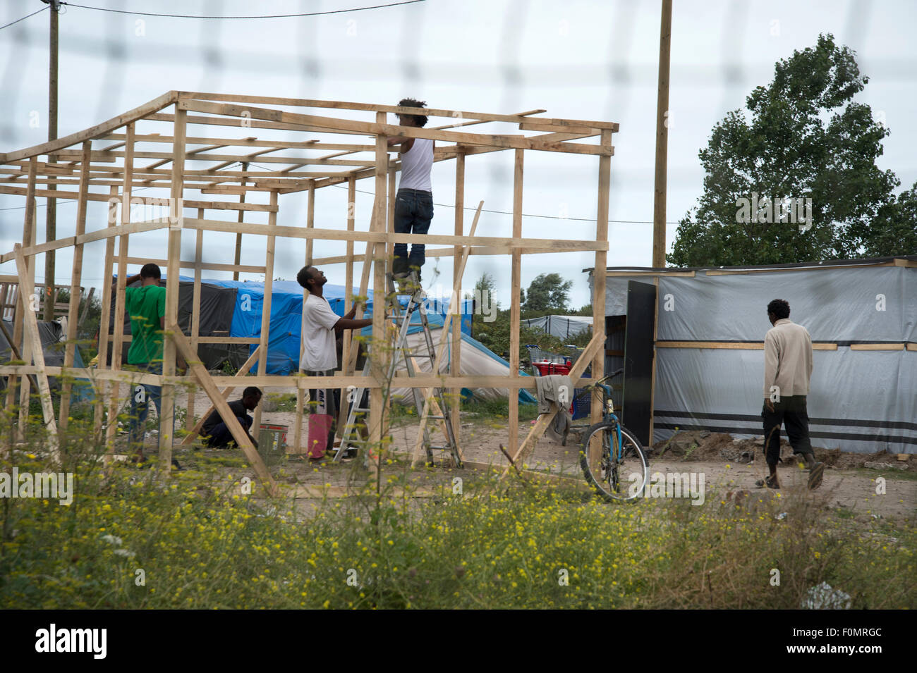 La Jungle, Centre pour les migrants de Calais. Ethiopiens construire une nouvelle structure. Banque D'Images